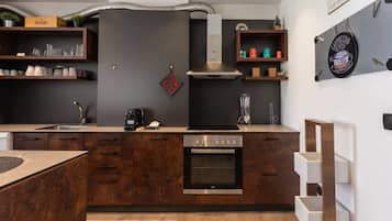Fridge, oven, stovetop, dishwasher