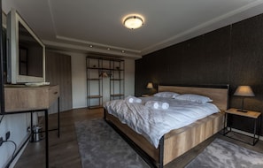Escritorio, tabla de planchar con plancha, wifi gratis y ropa de cama