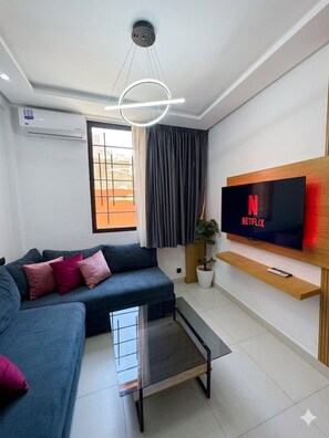 Estúdio luxo, vista para a cidade | Área de estar | Smart TV 45 polegadas com canais digitais