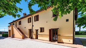 A two-story building with a staircase, a door, and a window. - GuestHost - Il Casale dei Gelsi - Biancospino (San Martino In Campo)