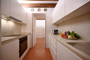 Private kitchen - Waterfront Venetian Apartment with Canal Views Near Basilica della Salute (Venezia)