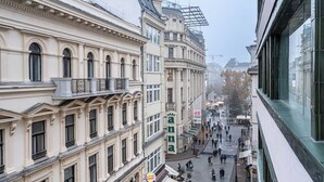 Una vista di una strada con edifici storici, un Burger King e un'area pedonale.