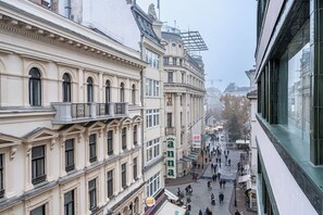 Straßenansicht mit historischen Gebäuden, einem Burger King und einer Fußgängerzone.