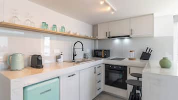 Frigorífico, microondas, horno y placa de cocina