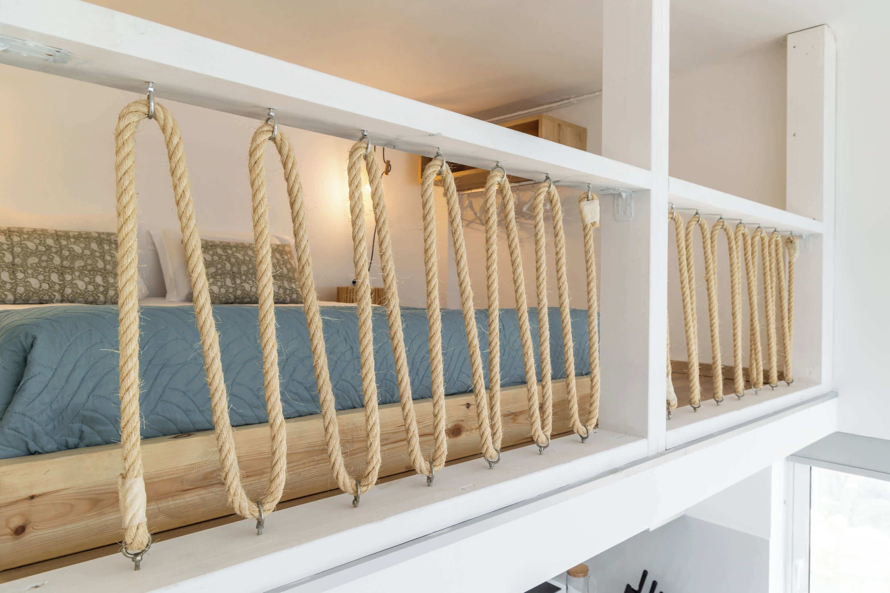 Tabla de planchar con plancha, wifi, ropa de cama