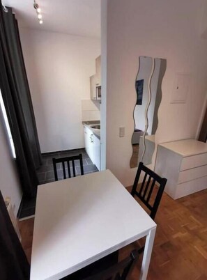 Dining - L Center Leipzig - Studio apartment for 2 with a balcony (Leipzig)