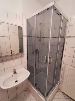Shower, hair dryer, towels, soap - L Center Leipzig - Studio apartment for 2 with a balcony (Leipzig)