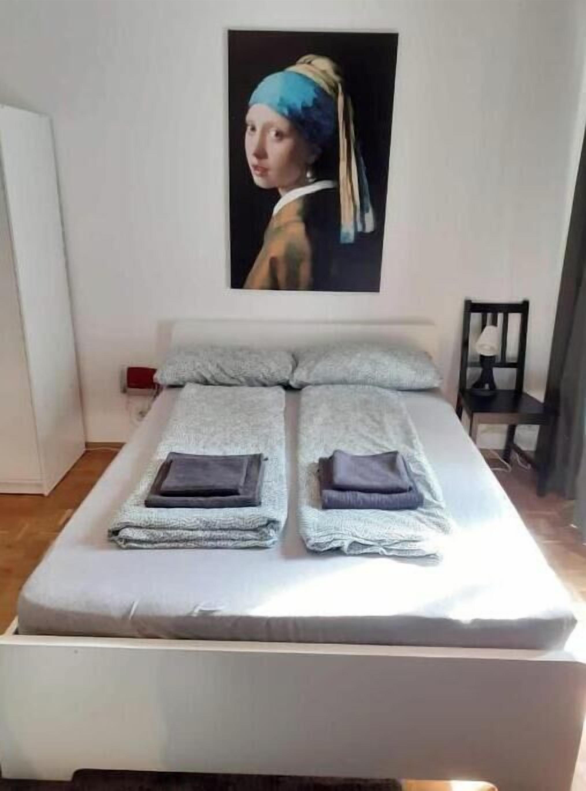 Tabla de planchar con plancha, wifi y ropa de cama 