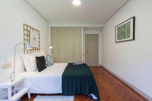5 Schlafzimmer, Schreibtisch, Bügeleisen/Bügelbrett, kostenloses WLAN