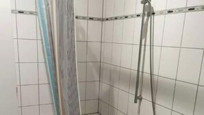 Een douche, een haardroger, handdoeken, zeep