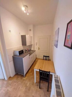 Dining - L Zentrum - Studio + Balcony in the Heart of Leipzig (Leipzig)