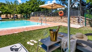 A swimming pool with a stone wall, a metal fence, and a lifebuoy. - GuestHost - Il Casale dei Gelsi - Ciclamino (San Martino In Campo)