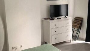 Iron/ironing board, WiFi, bed sheets - L Center—Charming Studio Near the Center of Leipzig (Leipzig)