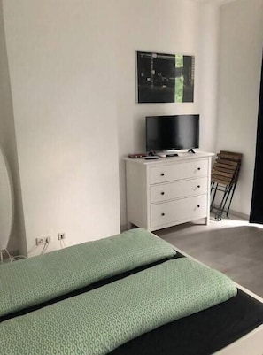 Iron/ironing board, WiFi, bed sheets - L Center—Charming Studio Near the Center of Leipzig (Leipzig)