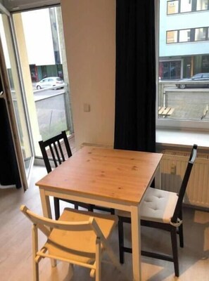 Dining - L Center—Charming Studio Near the Center of Leipzig (Leipzig)