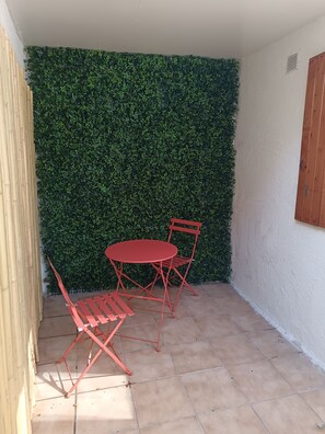 Outdoor dining - Le Flamant Vacation Rental (Port-Saint-Louis-du-Rhône)