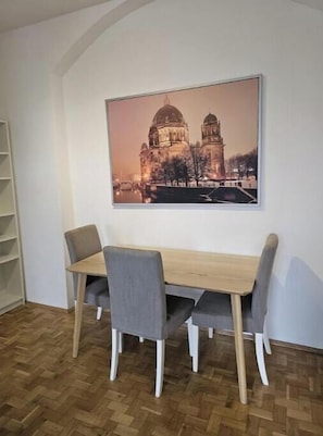 Dining - L Bright apartment in the city center with an elevator (Leipzig)
