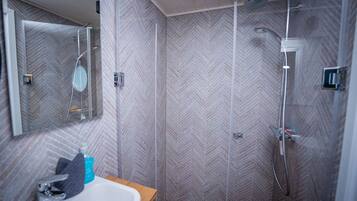 Douche, serviettes fournies