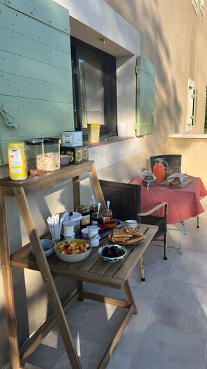 Outdoor dining - Bed and Breakfast 'Cigale' with Shared Pool, Wi-Fi and Air Conditioning (Saint-Didier)