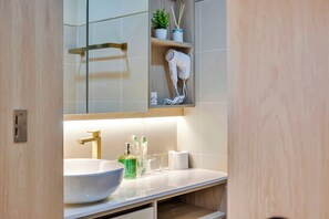 Comfort Studio, Kitchenette, City View | Bathroom - Modern Stay at Fame Residences (Mandaluyong City)