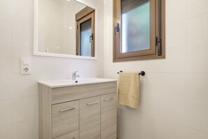 Shower, hair dryer, towels - Mini House with Private Pool, Private Terrace, and Wi-Fi in Conil de la Frontera (Roche)