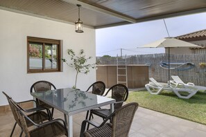 Outdoor dining - Mini House with Private Pool, Private Terrace, and Wi-Fi in Conil de la Frontera (Roche)