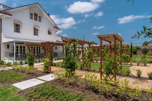 Boutique Estate with Private Pool, Gardens & Designer Interiors