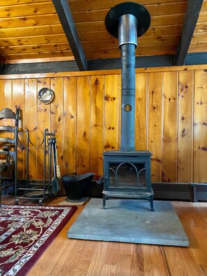 Interior - Scenic Cathedral Ledge Chalet - Walk to Echo Lake & Diana’s Baths (Conway)