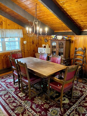Dining - Scenic Cathedral Ledge Chalet - Walk to Echo Lake & Diana’s Baths (Conway)