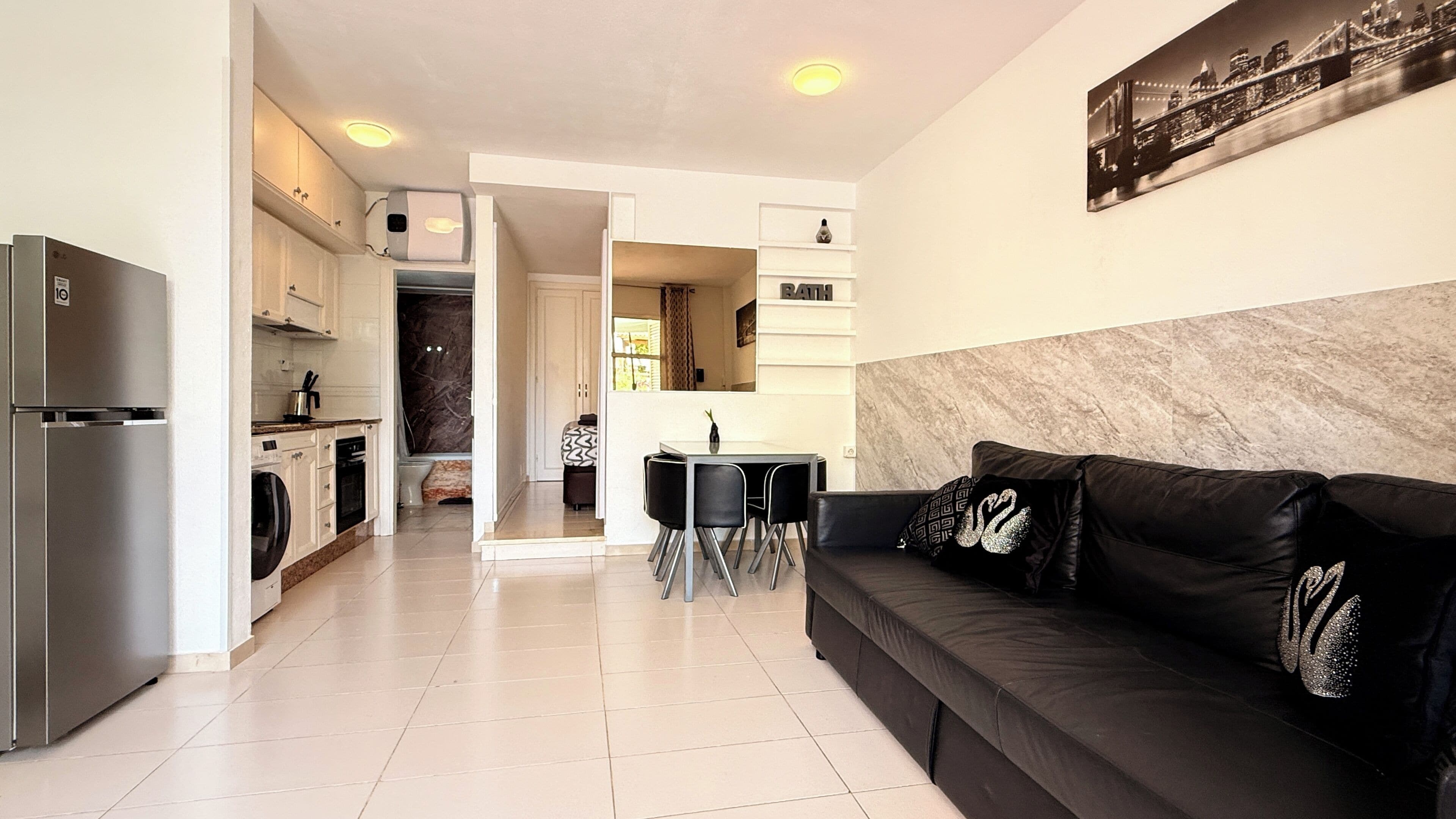 Appartamento, balcone, vista giardino | Area soggiorno | TV a schermo piatto 50 pollici con canali digitali