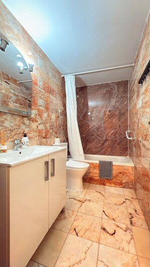Apartment, Balkon, Gartenblick | Badezimmer