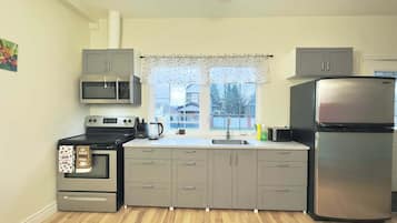 Geladeira, micro-ondas, fogão, cooktop
