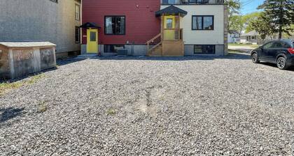 Sunny 2BR Family Stay Near Beach and Canal