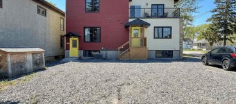 Sunny 2BR Family Stay Near Beach and Canal