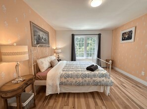 Schreibtisch, Bügeleisen/Bügelbrett, Reisekinderbett, WLAN