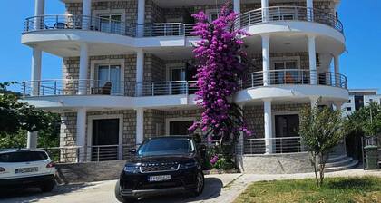 8 apartments—some with 2 rooms and a kitchen, just 3.5 km from Velika Plaza