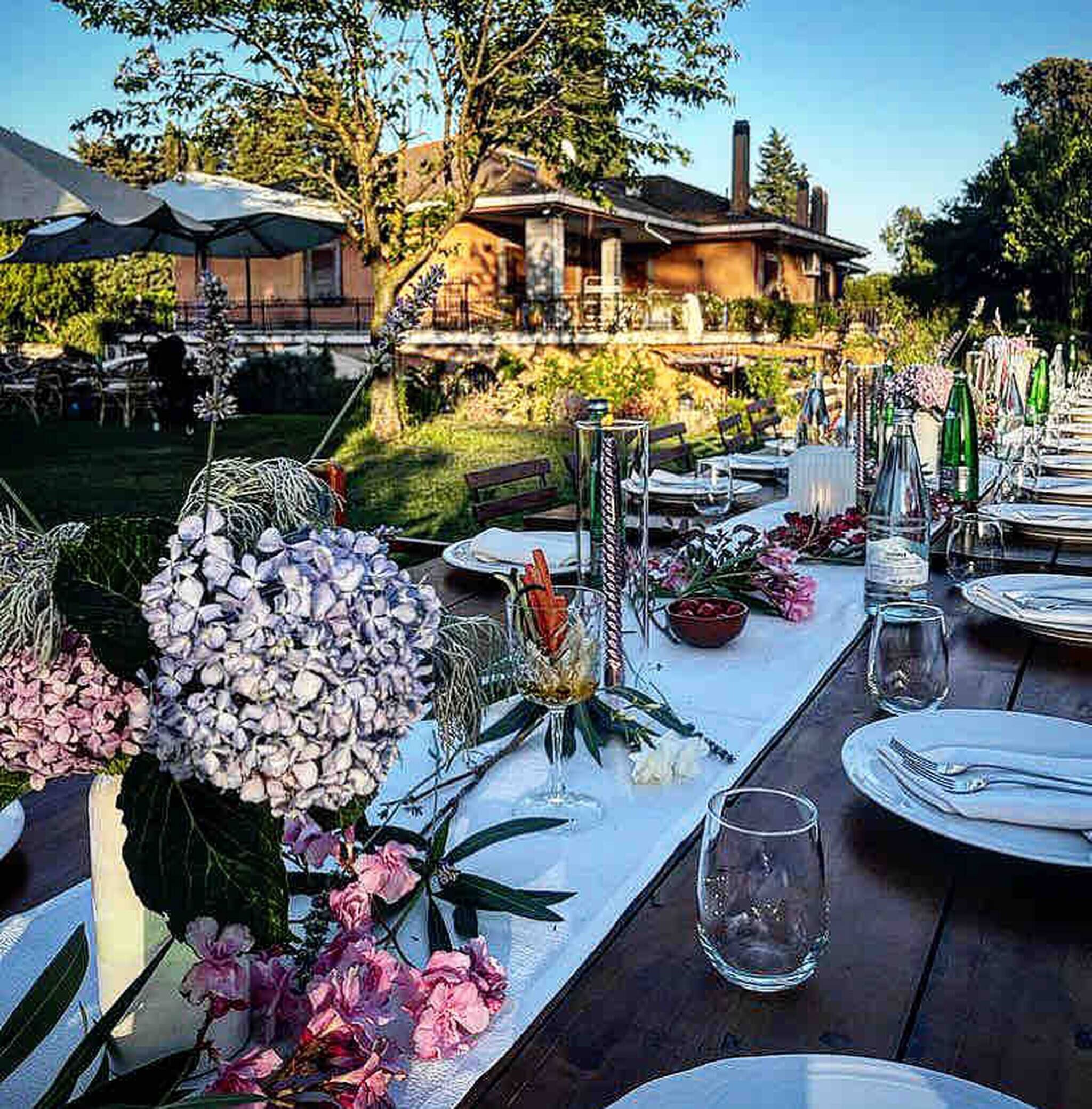 Villa, varias habitaciones, para fumadores, alberca privada | Restaurante al aire libre