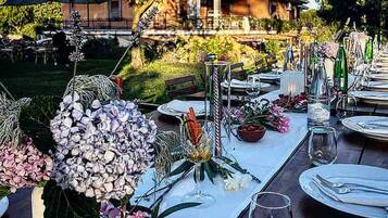 Villa, varias habitaciones, para fumadores, alberca privada | Restaurante al aire libre