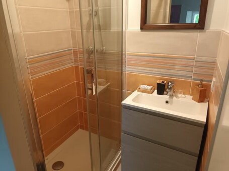 Bathroom. Bed and Breakfast 'Chambre Chataignier Avec Piscine' with Mountain View, Shared Pool and Wi-Fi