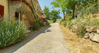 Bed and Breakfast 'Chambre Chataignier Avec Piscine' with Mountain View, Shared Pool and Wi-Fi