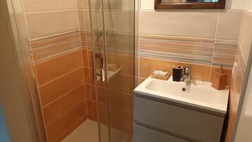 Een douche, een haardroger, handdoeken