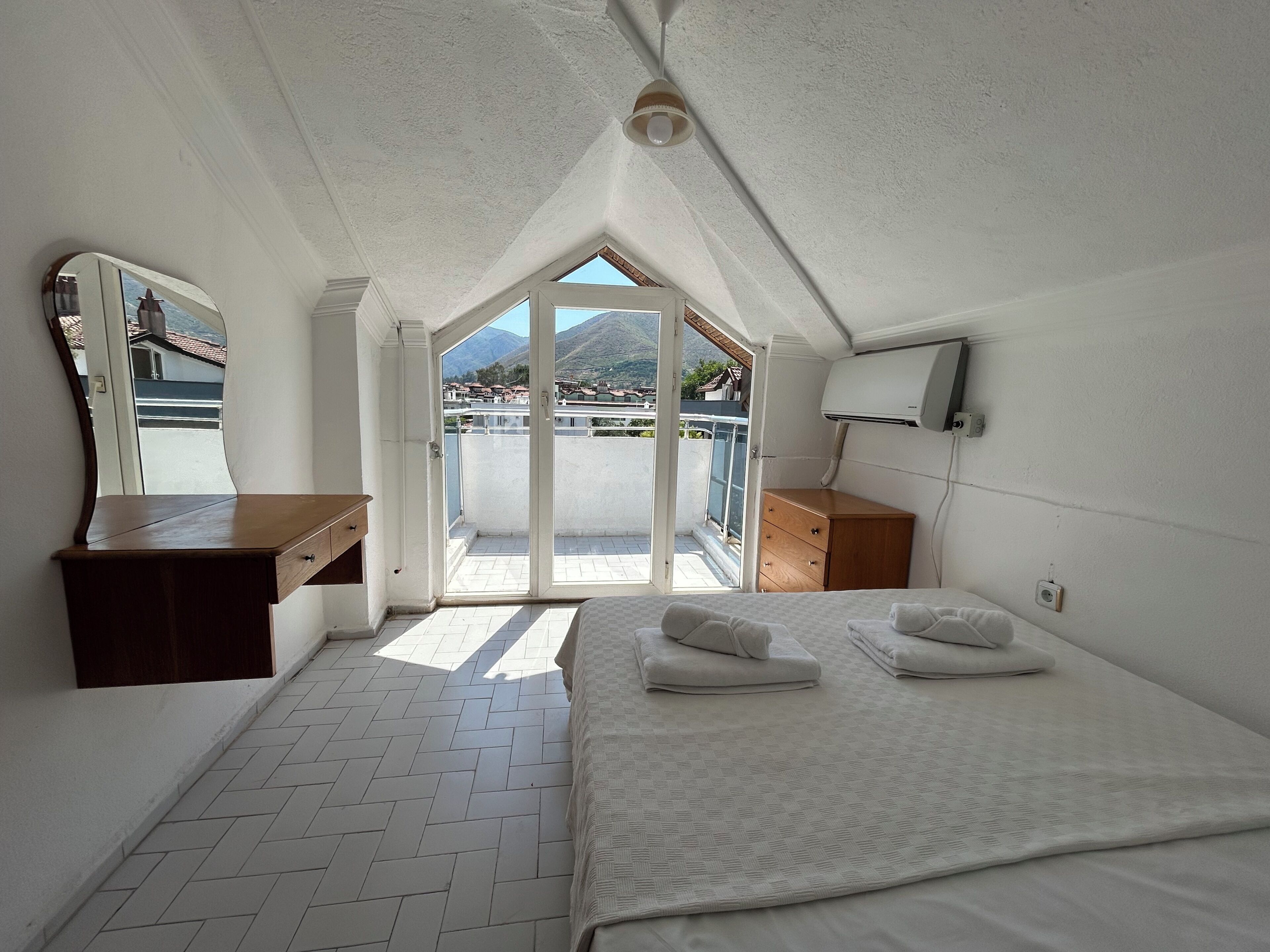 Loft, sacada, vista para a cidade | Escrivaninha, espaço de trabalho para notebook, Wi-Fi de cortesia