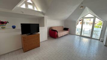 Loft, sacada, vista para a cidade | Área de estar