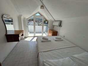Loft, sacada, vista para a cidade | Escrivaninha, espaço de trabalho para notebook, Wi-Fi de cortesia