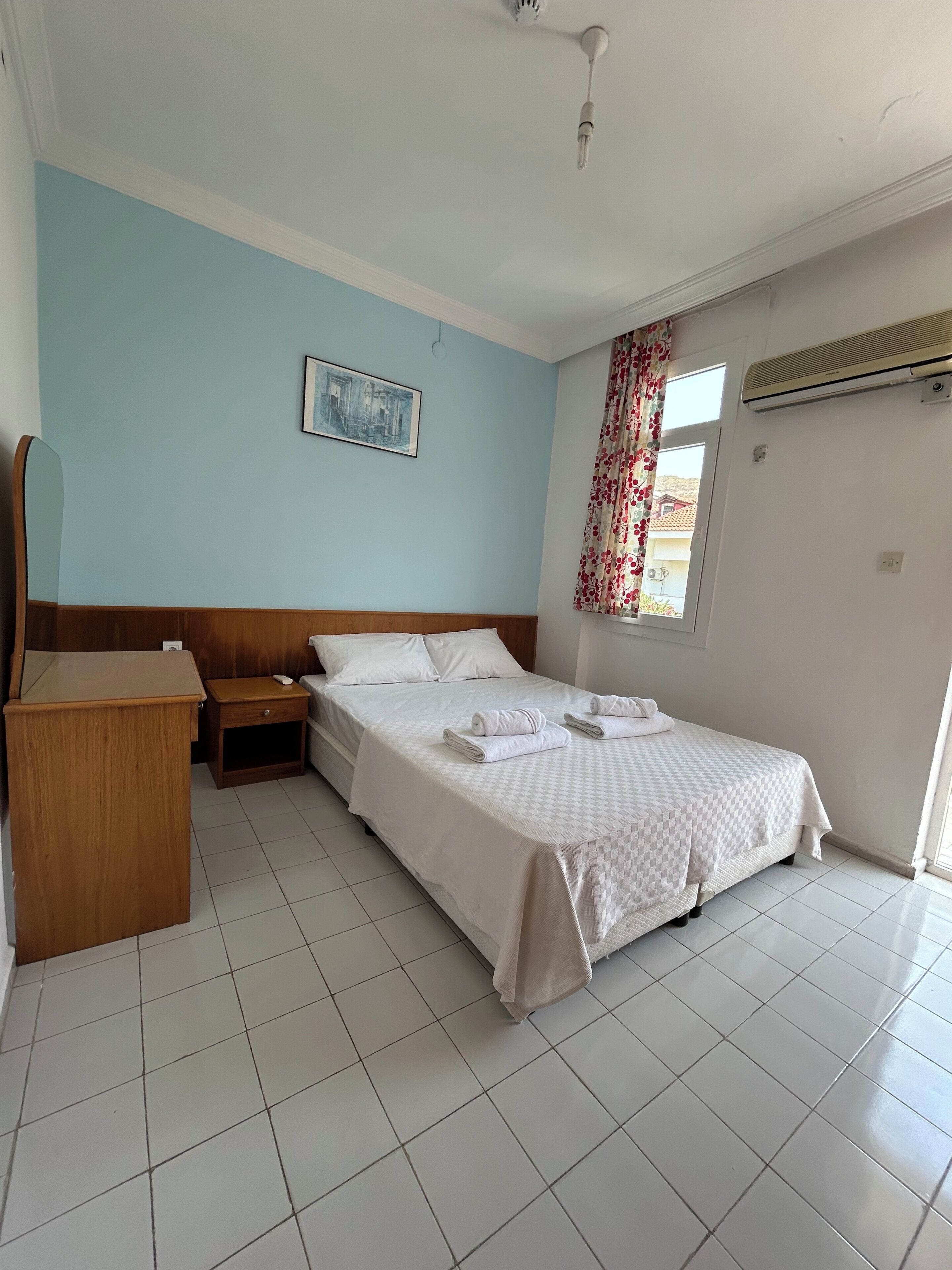 Apartamento, varanda, vista para o jardim | Escrivaninha, espaço de trabalho para notebook, Wi-Fi de cortesia