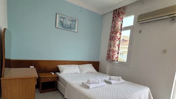 Apartemen, patio, pemandangan kebun | Meja kerja, ruang kerja ramah laptop, dan Wi-Fi gratis