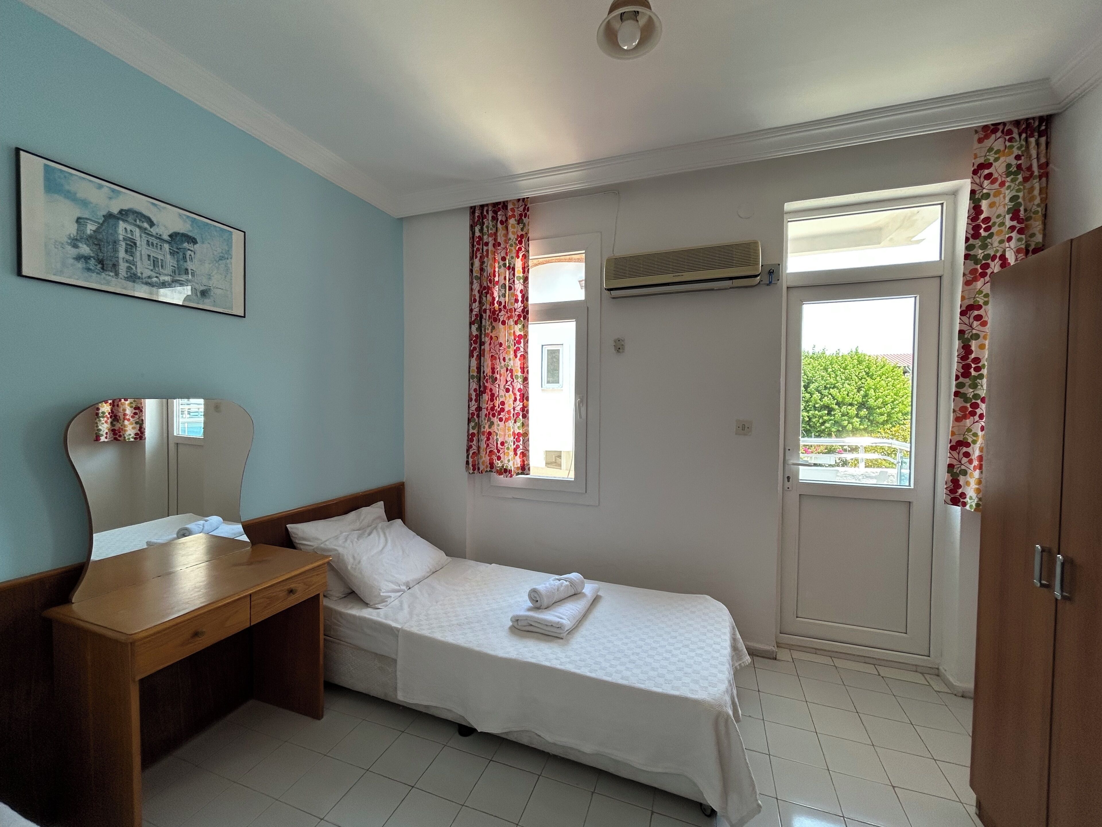 Apartamento, sacada, vista para a cidade | Escrivaninha, espaço de trabalho para notebook, Wi-Fi de cortesia