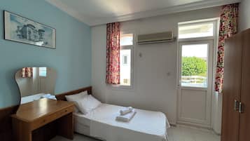 Apartment, Balkon, Stadtblick | Schreibtisch, laptopgeeigneter Arbeitsplatz, kostenloses WLAN