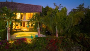 A two-story house with a swimming pool, surrounded by tropical vegetation. - The Bay Lounge – Beachfront Villa with Pool on a Peninsula ⭐ (Calodyne)