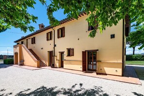 Ein zweigeschossiges Gebäude mit Treppe, Tür und Fenster.